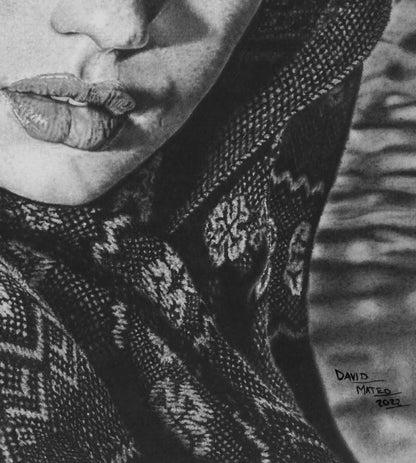 Vista detallada de los pliegues del pañuelo en la zona de sombra, mostrando la profundidad y riqueza de los negros del grafito.