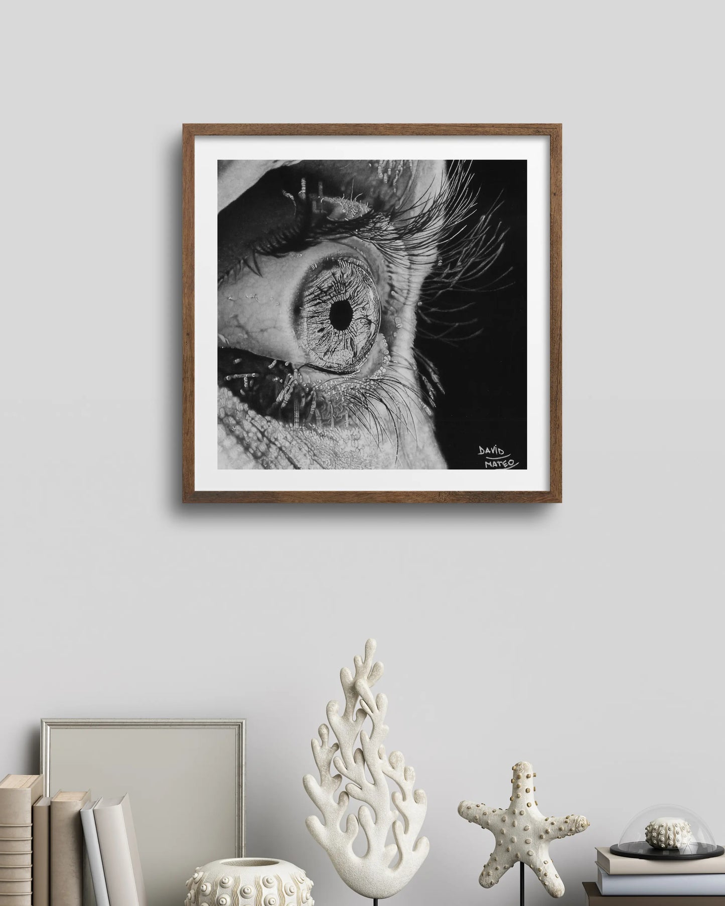 Retrato del ojo que observa. Arte de David Mateo que explora la vigilancia y la incomodidad, utilizando la luz para intensificar el drama del dibujo.