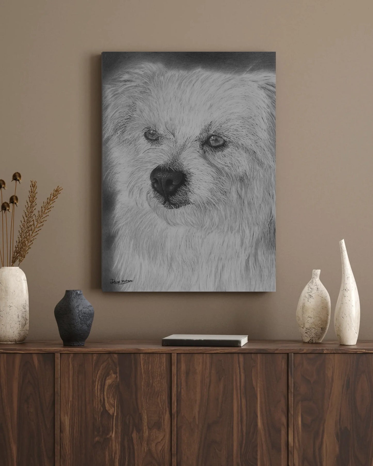 Lámina del perro con pelaje blanco, un dibujo a carboncillo con detalle extremo de cada mechón y la textura suave del pelo. Exquisita técnica hiperrealista.