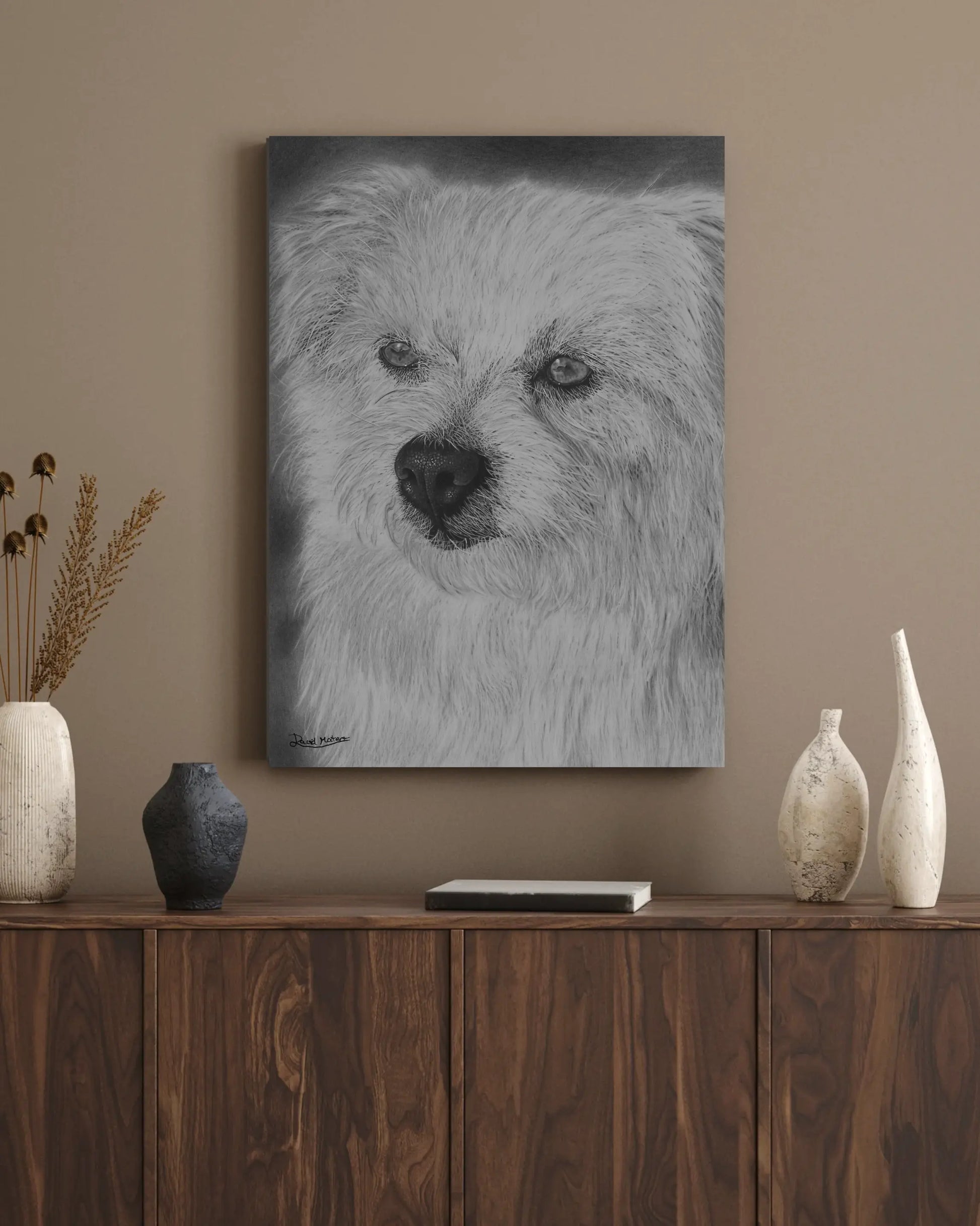 Lámina del perro con pelaje blanco, un dibujo a carboncillo con detalle extremo de cada mechón y la textura suave del pelo. Exquisita técnica hiperrealista.