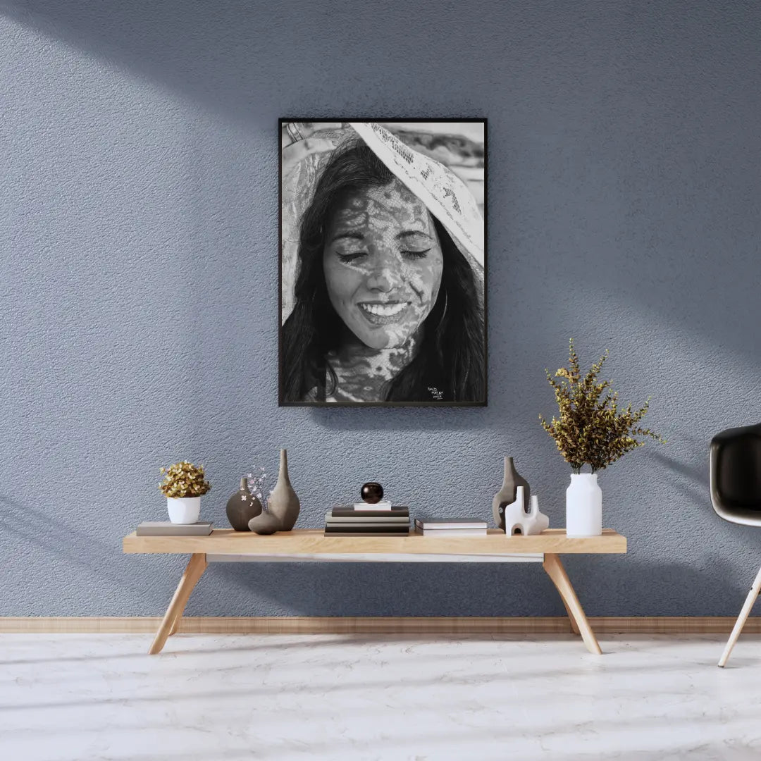 Retrato con un juego de luz y sombra dinámico. El patrón de encaje proyecta un diseño gráfico sobre el rostro dibujado a lápiz de grafito.