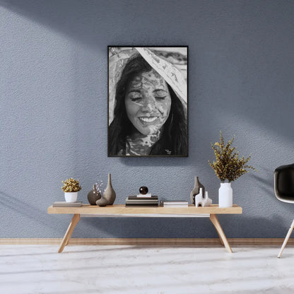 Retrato con un juego de luz y sombra dinámico. El patrón de encaje proyecta un diseño gráfico sobre el rostro dibujado a lápiz de grafito.