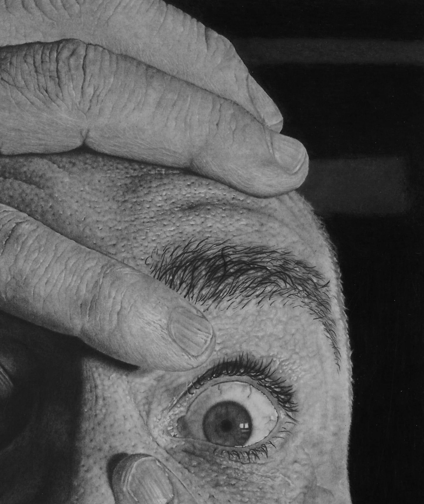 Detalle macro mostrando la textura de la piel, los poros y las arrugas de los dedos sobre la frente, técnica depurada a lápiz.