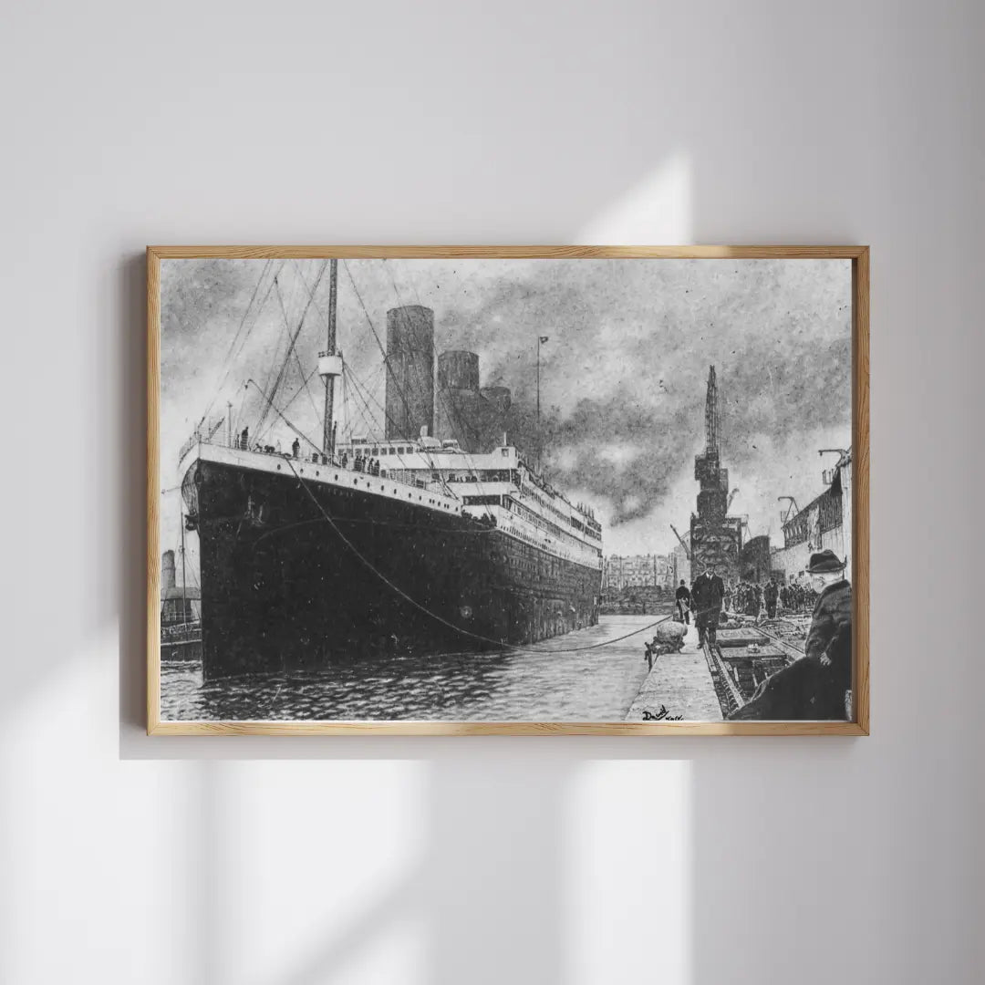 Decoración de despacho con una lámina del Titanic en blanco y negro, estilo histórico y sofisticado.