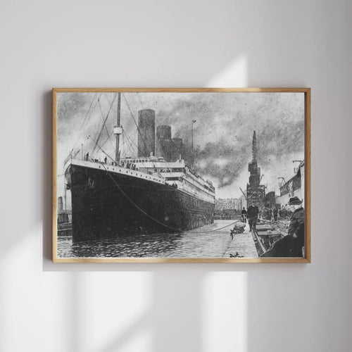 El Titanic amarrado en el puerto de Southampton con personajes en el muelle y chimeneas humeantes, dibujado a grafito y carboncillo, 
lámina hiperrealista en blanco y negro por David Mateo.
