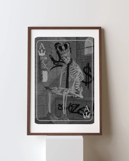 Lámina 'As de Reyes'. Obra de arte conceptual con un esqueleto con corona y corbata sobre un fondo de graffiti y un símbolo de dólar. Simbolismo de la vanidad y el poder.