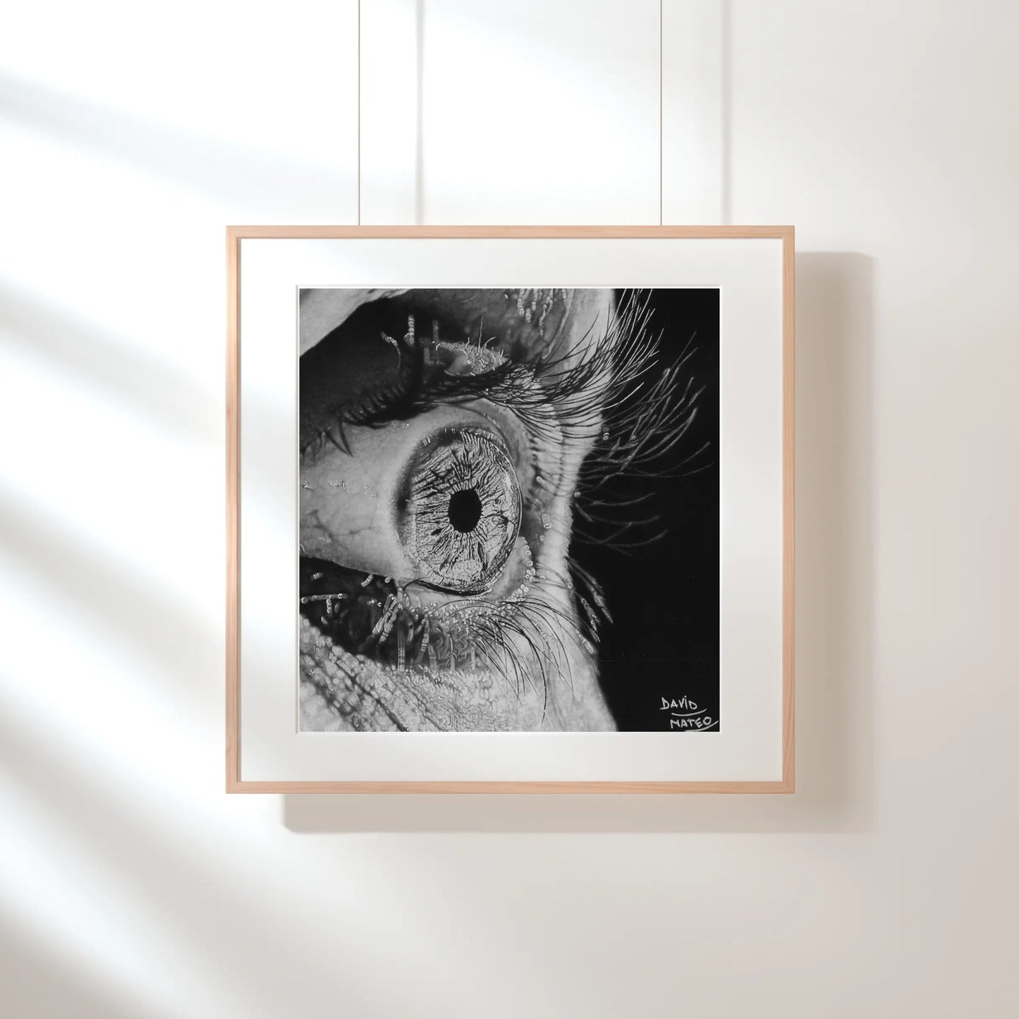 Reproducción de calidad museo de la obra de arte 'Ojo por Ojo'. Un print monocromático con sombras marcadas que conservan la intensidad original del carboncillo.