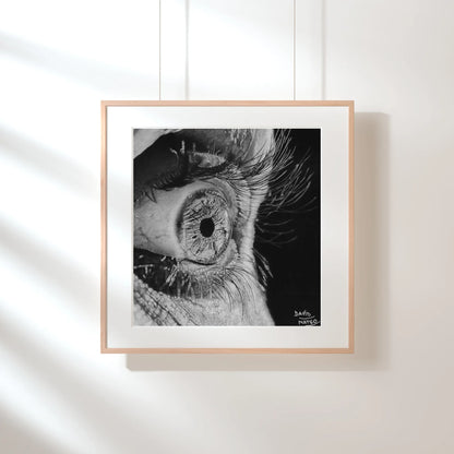 Reproducción de calidad museo de la obra de arte 'Ojo por Ojo'. Un print monocromático con sombras marcadas que conservan la intensidad original del carboncillo.