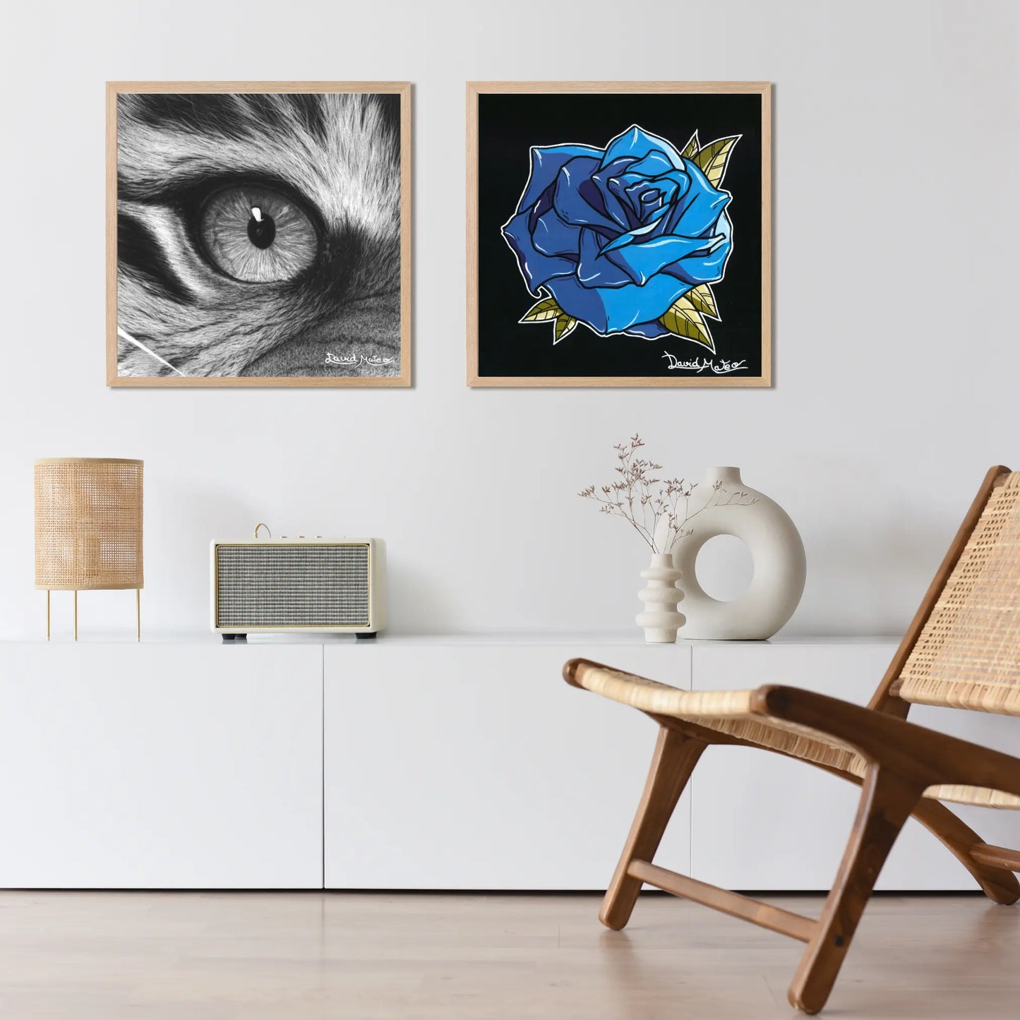 Impresión de arte del ojo de un felino, montada en un marco de madera simple. Maqueta mostrando el producto colgado en un ambiente bien iluminado.