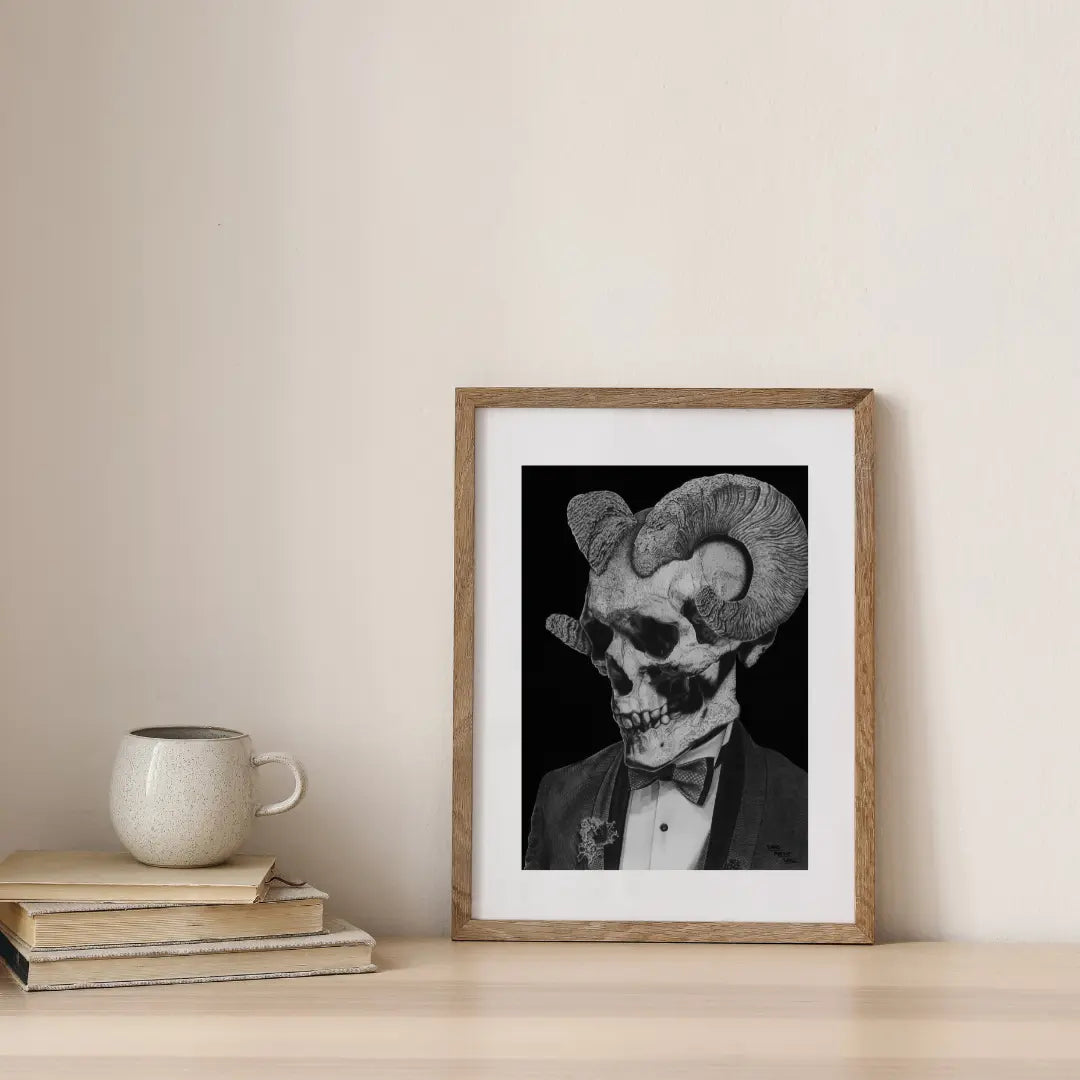 Dibujo hiperrealista de un cráneo de carnero a carboncillo. Destaca la textura detallada de los cuernos y del traje de lana en blanco y negro.