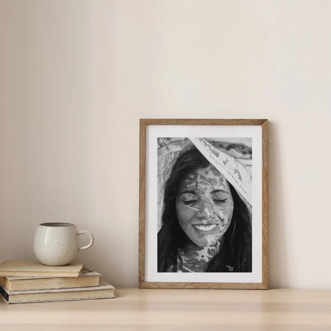 Lámina del retrato 'Bendito Sol'. Captura la alegría de una mujer sonriendo, con sombras de encaje y luz natural proyectadas en su rostro. Un homenaje a la felicidad.