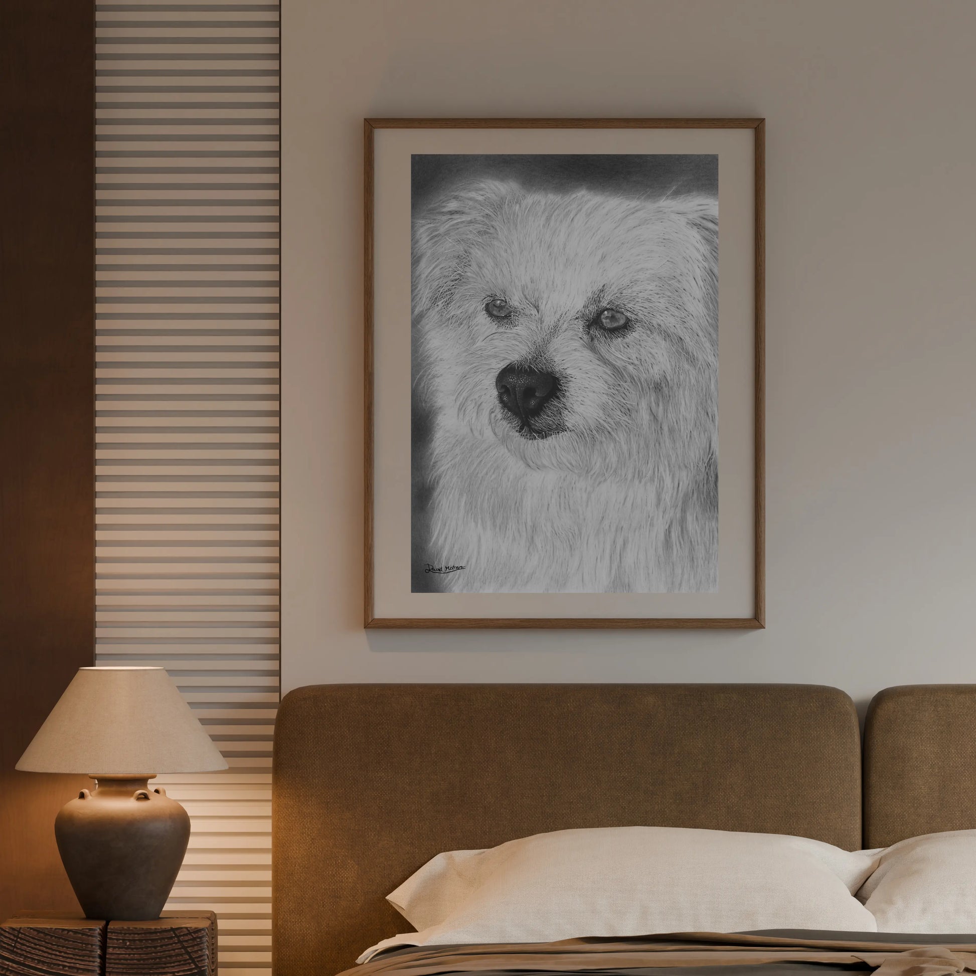 Cuadro en blanco y negro de un perro, enmarcado en madera. Colgado en un dormitorio con decoración cálida y cabecero marrón. Regalo ideal para dueños de mascotas.
