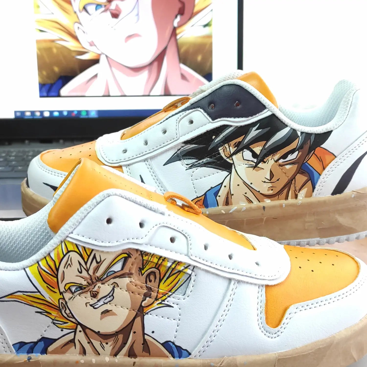 Proceso de personalización de unas zapatilla de Dragon Ball Z con Vegeta y Goku.