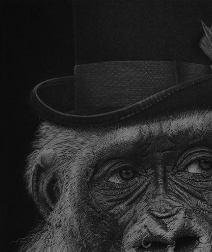 Primer plano de los ojos y la expresión melancólica del gorila en la obra original “¡Qué mono!”.