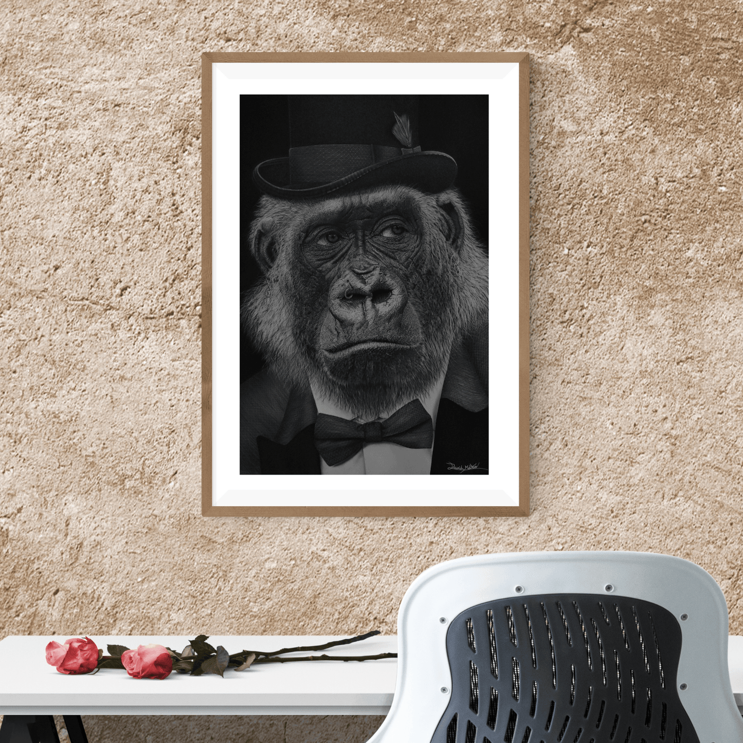 Lámina decorativa '¡Qué Mono!' con dibujo de gorila en traje formal, ideal para espacios modernos con arte satírico en blanco y negro.