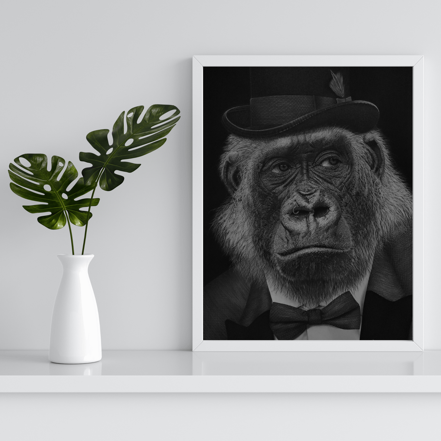 Ilustración satírica en blanco y negro de gorila con pajarita, enmarcada sobre repisa blanca, perfecta para decoración artística contemporánea.