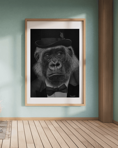 Print hiperrealista de gorila elegante con sombrero, parte de 'Arte Gorila Satírico - ¡Qué Mono!', enmarcado en ambiente cálido y moderno.