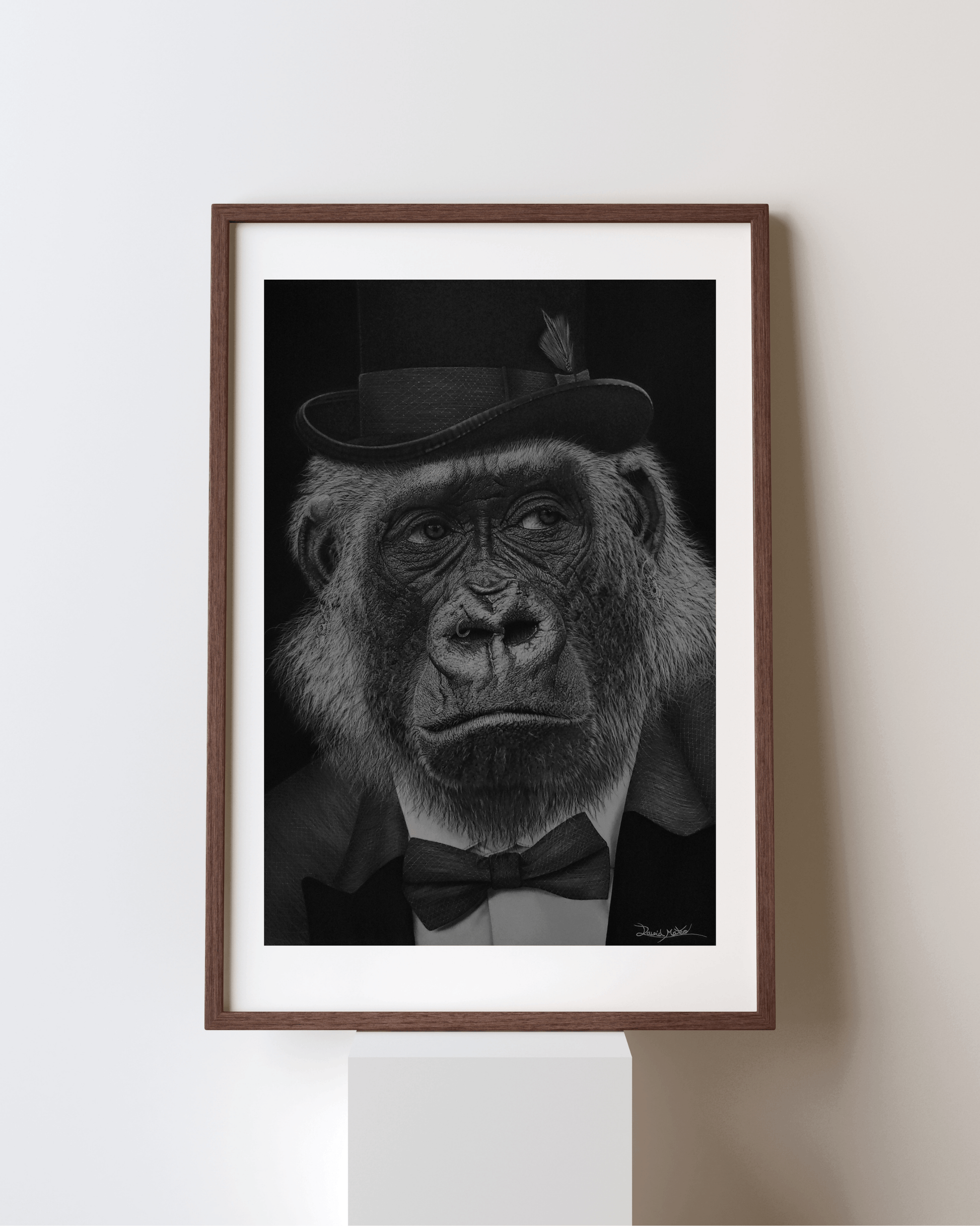 Póster artístico enmarcado con retrato de gorila con sombrero de copa, parte de la colección 'Arte Gorila Satírico - ¡Qué Mono!' en estilo realista.