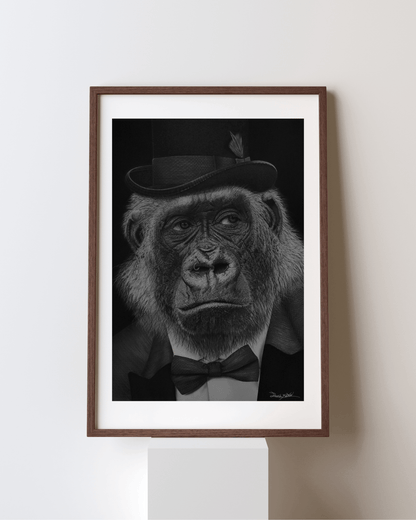 Póster artístico enmarcado con retrato de gorila con sombrero de copa, parte de la colección 'Arte Gorila Satírico - ¡Qué Mono!' en estilo realista.