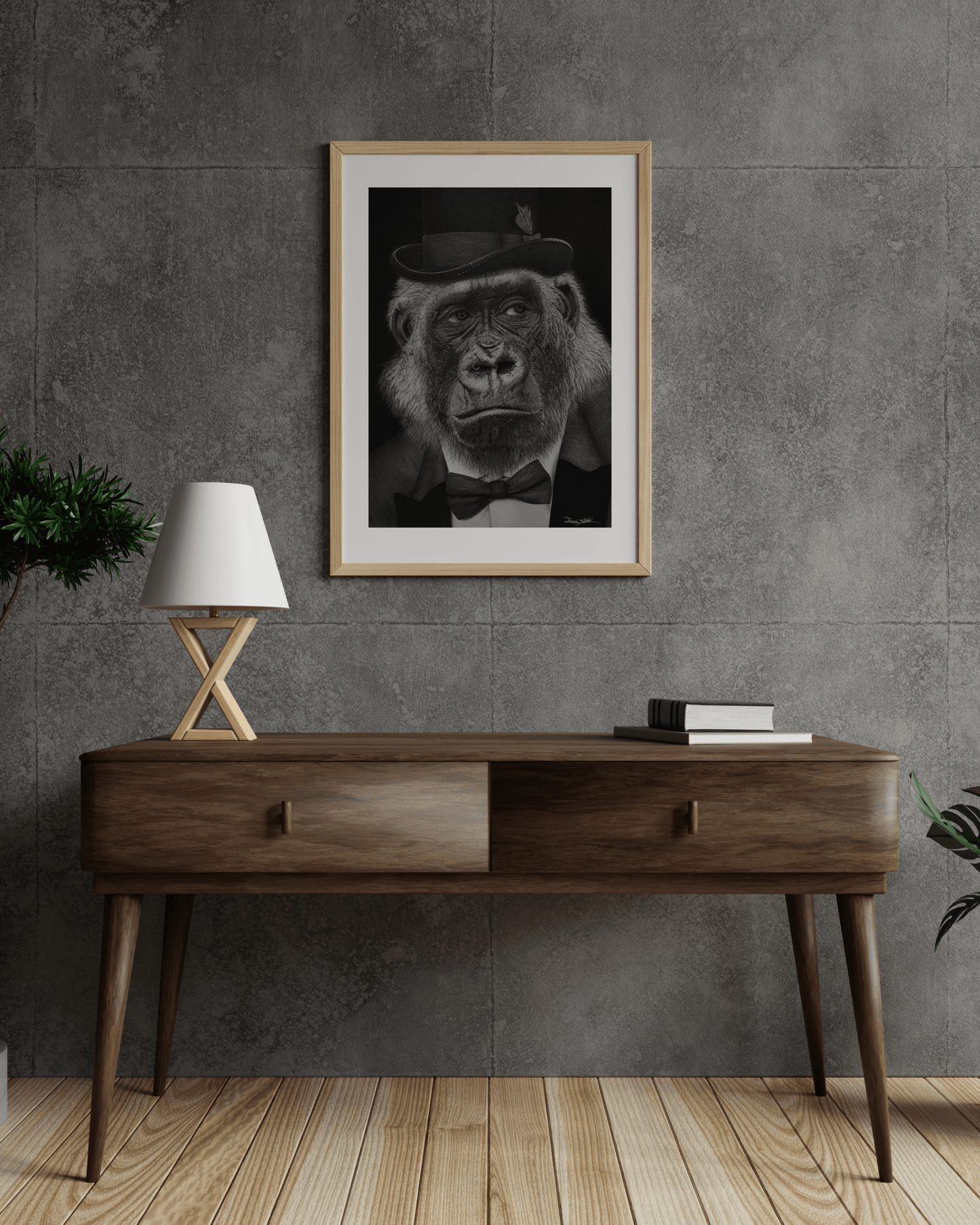 Print de arte gorila satírico '¡Qué Mono!' colgado en pared de concreto, destacando su estilo hiperrealista y crítica social en decoración contemporánea.