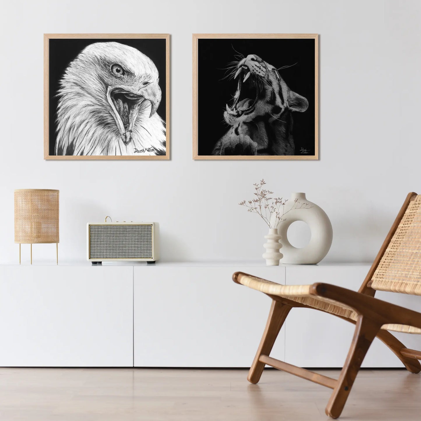 Cuadro cuadrado en blanco y negro de un águila calva, enmarcado en madera clara. Ideal para decoración minimalista, nórdica o con temática de naturaleza y animales.