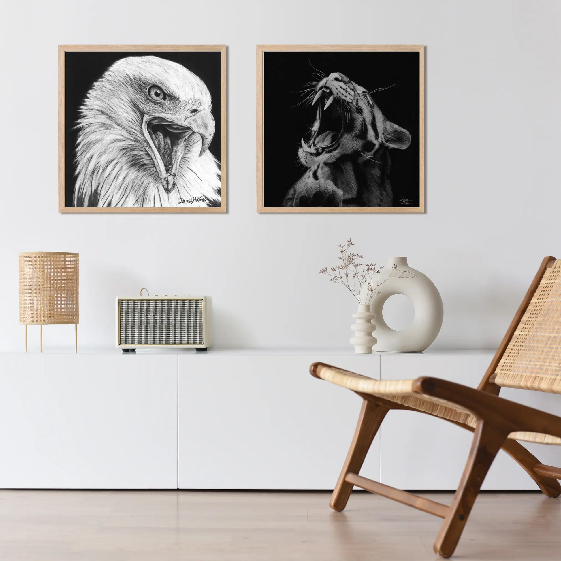 Cuadro cuadrado en blanco y negro de un águila calva, enmarcado en madera clara. Ideal para decoración minimalista, nórdica o con temática de naturaleza y animales.