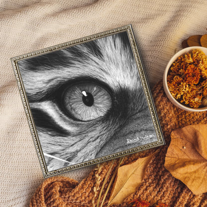 Lámina de la mirada penetrante de un ojo de tigre. Arte hiperrealista que captura la intensidad y la fuerza indomable de la vida salvaje en blanco y negro.