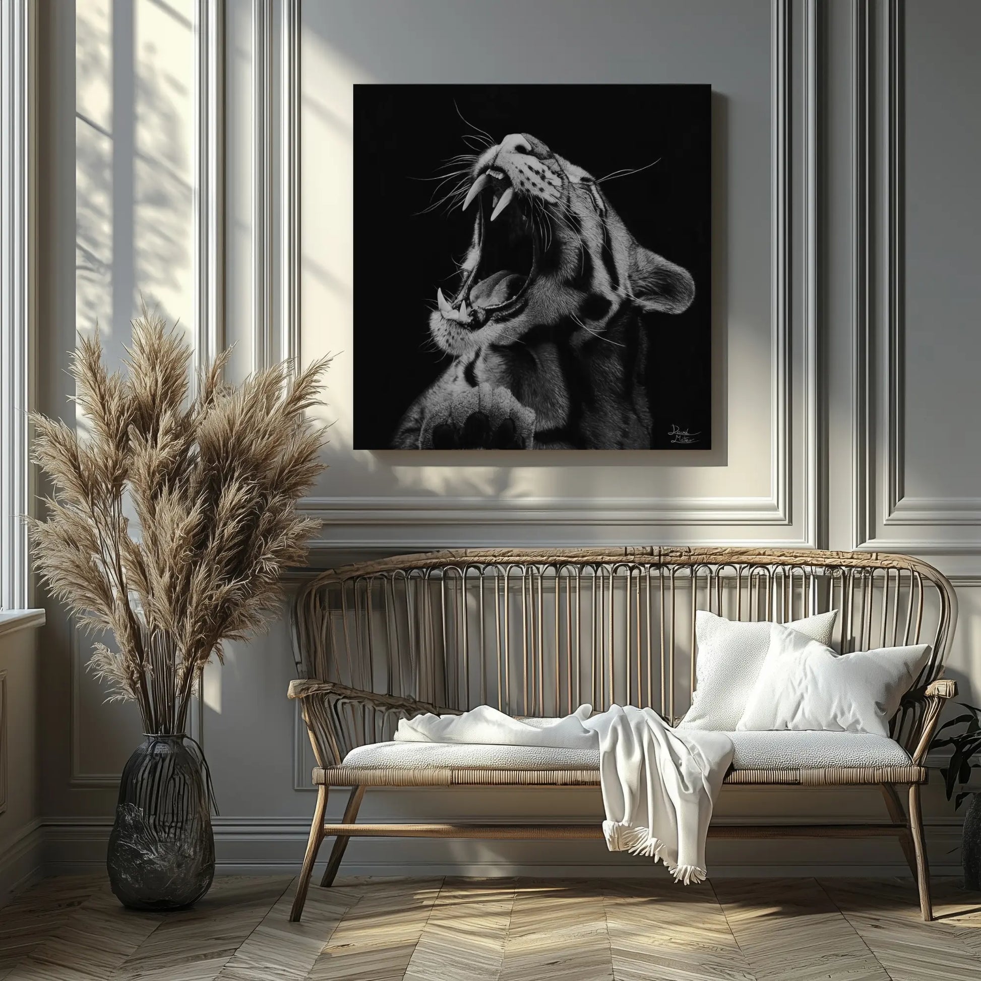 Retrato de un felino hiperrealista dibujado a mano sobre papel con lápices de carbón en una pared minimalista de un salón junto a una ventana.