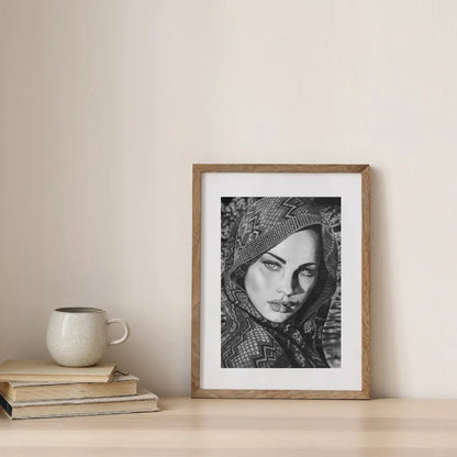 Primer plano de una lámina de alta calidad con el dibujo de una mujer de mirada profunda, ideal para decoración de interiores modernos.