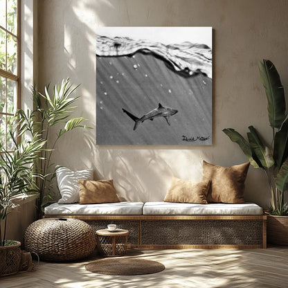 Retrato hiperrealista dibujado a mano con carboncillo sobre papel en formato lámina colocado en la pared de un salón de estilo moderno junto a una ventana.