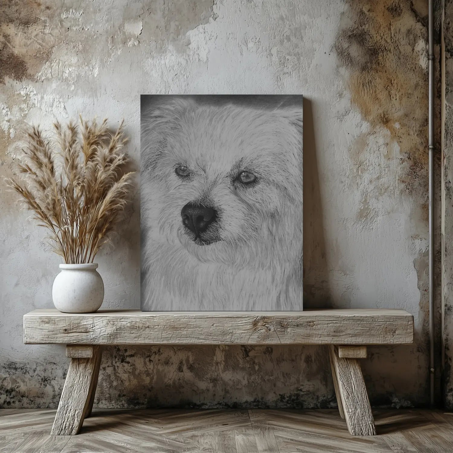 Retrato hiperrealista de mi amigo fiel dibujado sobre papel con lápices de grafito, apoyado sobre un banco de madera de estilo industrial.