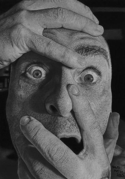 Dibujo a lápiz original hiperrealista a grafito de un hombre abrumado sujetándose el rostro, expresando ansiedad y un grito silencioso. Perfecto para decoración de interiores.