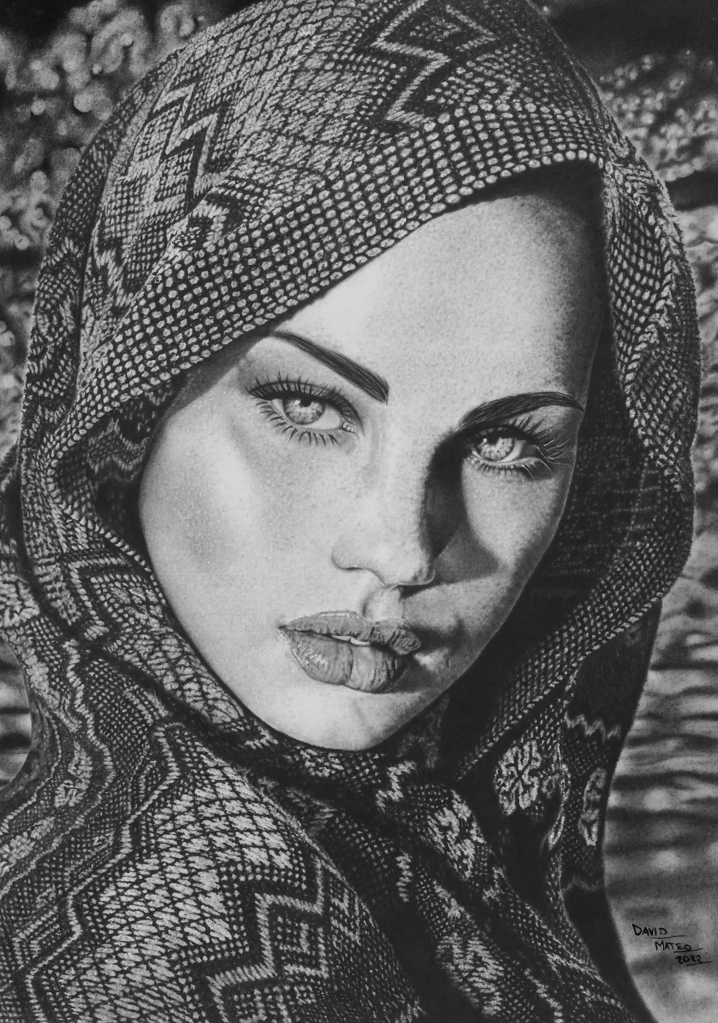 Dibujo original de una mujer con pañuelo en la cabeza, retrato hiperrealista a grafito destacando la textura del tejido.