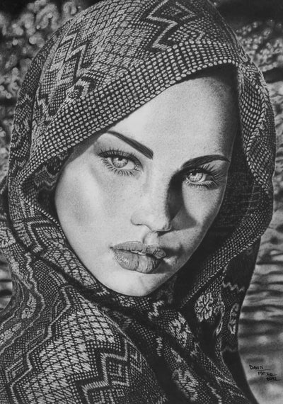 Obra de arte original de una mujer con pañuelo en la cabeza, retrato hiperrealista a grafito destacando la textura del tejido.