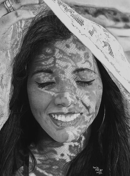 Dibujo original a grafito de una mujer sonriendo con sombras de encaje proyectadas sobre su rostro, obra de arte hiperrealista.