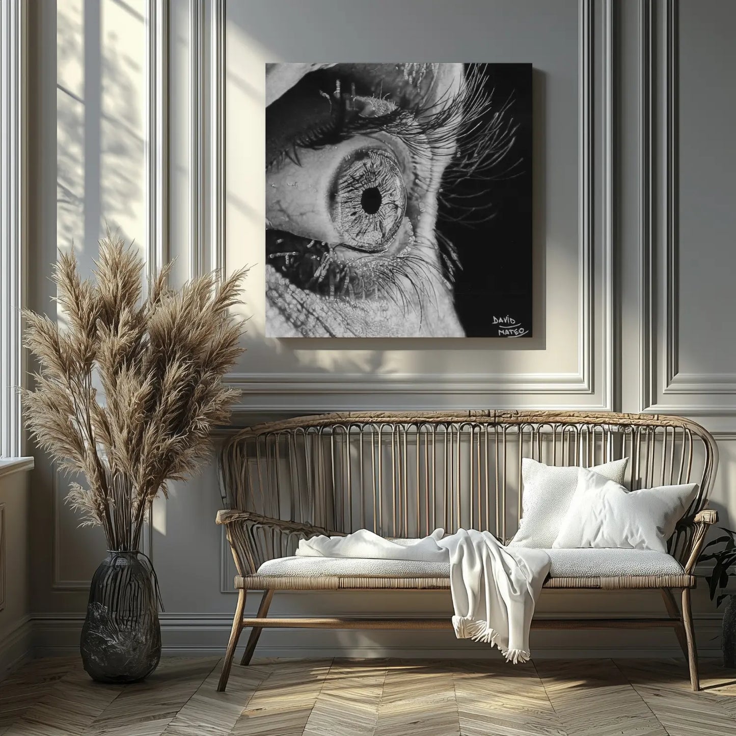 Retrato en primer plano de un ojo hiperrealista humano hecho con carboncillo y expuesto en una pared de un salón moderno.