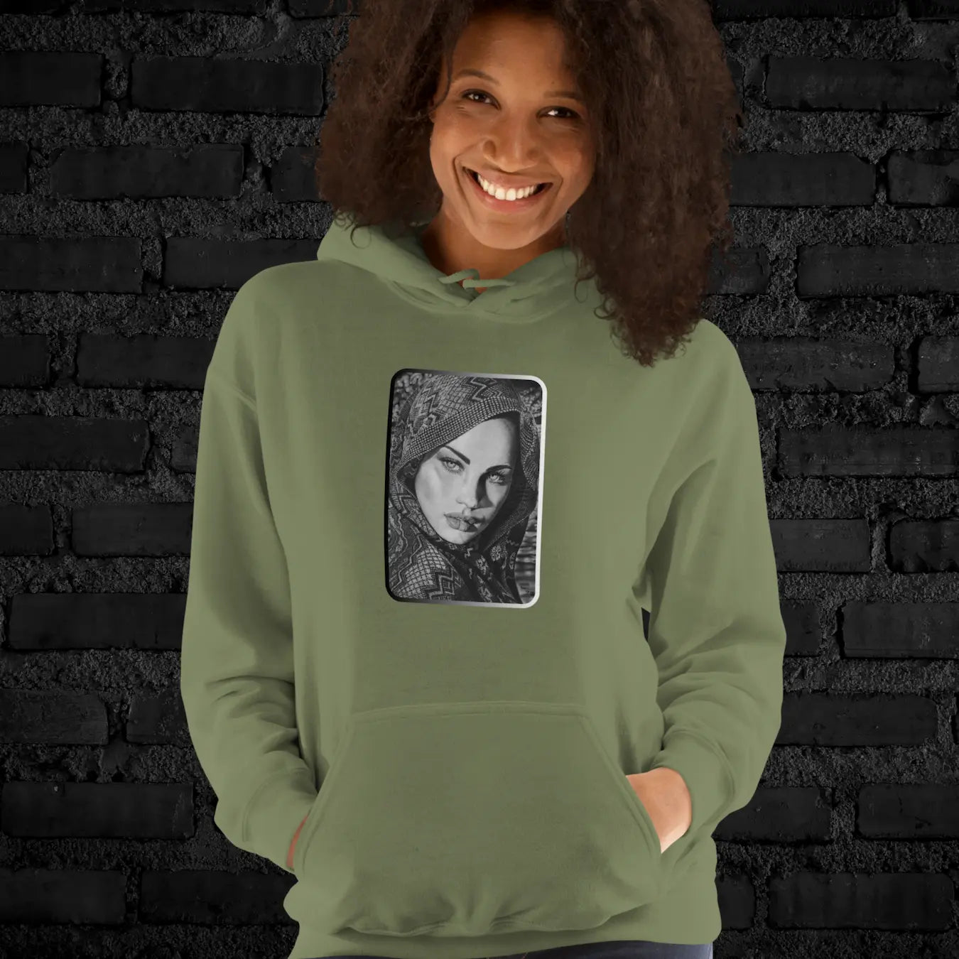 Sudadera de colección "Arte para vestir", con reproducción de obra a grafito en blanco y negro.