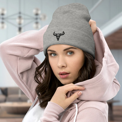 Gorrito tejido para invierno, extra cálido y suave, con el logo de la calavera de toro. Mantiene la cabeza abrigada con estilo.