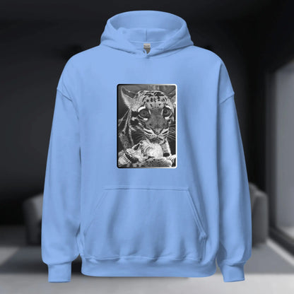 Sudadera azul celeste con capucha y estampado artístico de un leopardo nublado junto a una calavera, diseño a carboncillo de alto contraste.