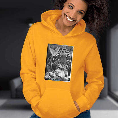 Sudadera con capucha de color rosa fucsia con el diseño en blanco y negro del dibujo "El último sapiens" de David Mateo en el pecho.