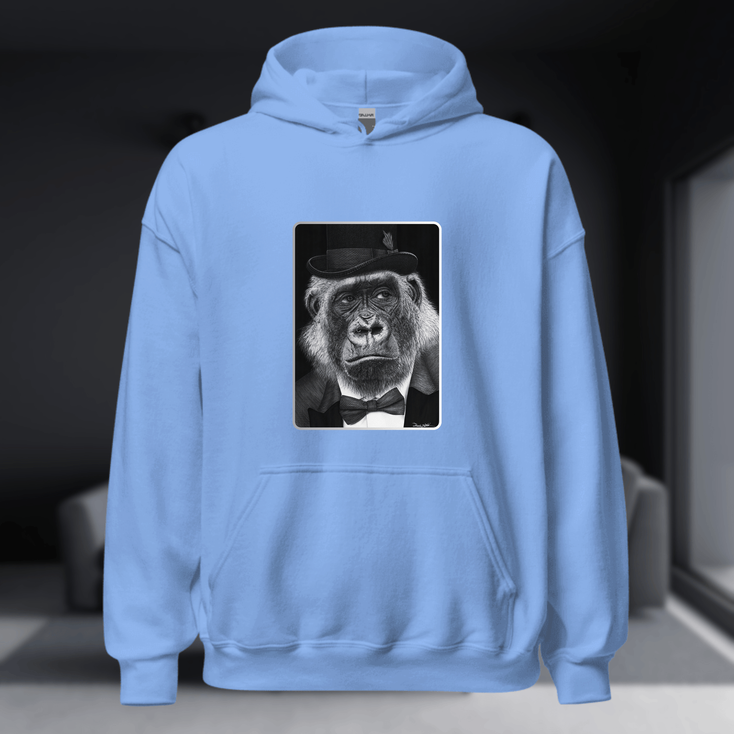 Sudadera con capucha de color azul con el diseño del dibujo hiperrealista "¡Qué Mono!" de un gorila con sombrero, por el artista David Mateo.