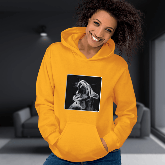 Sudadera con capucha con el diseño en blanco y negro del dibujo hiperrealista "Salvaje" de un tigre rugiendo, por el artista David Mateo.