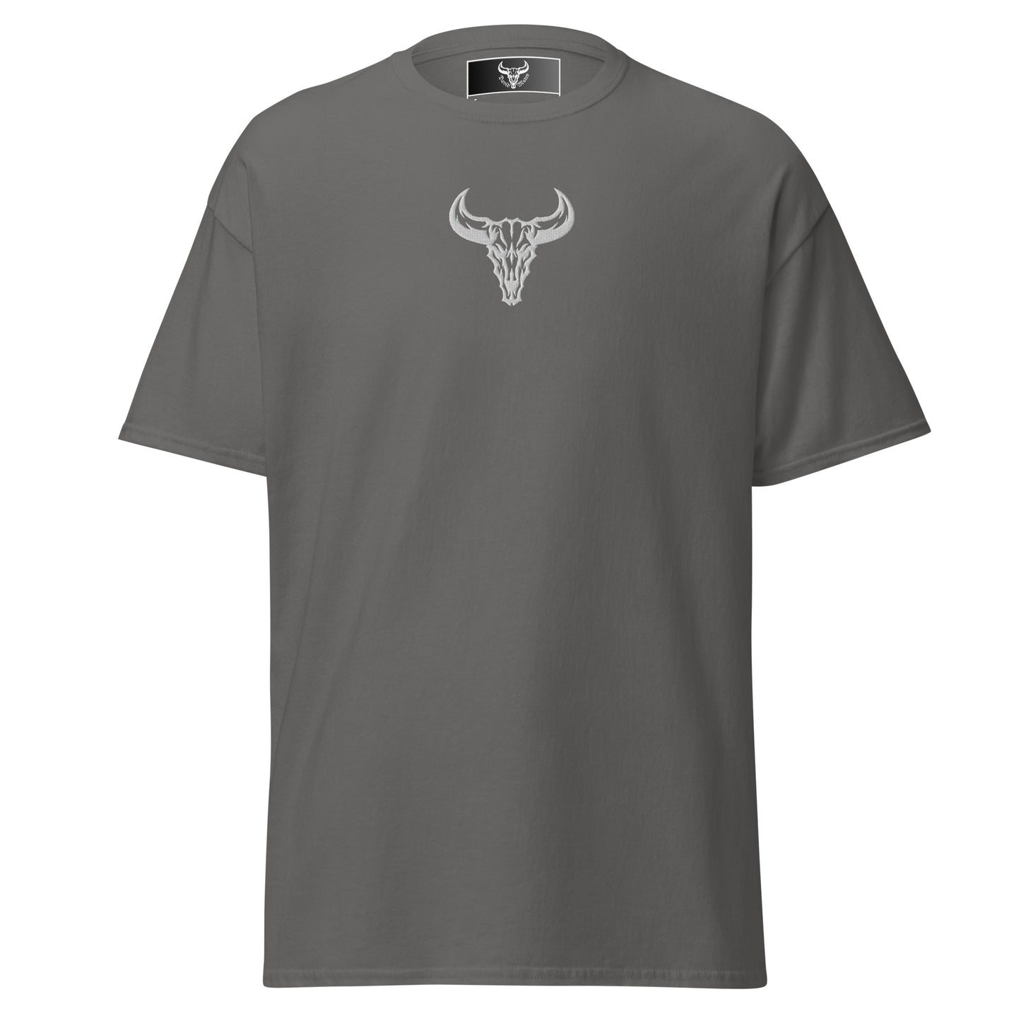 Camiseta de algodón gris charcoal con logo de calavera de toro blanco bordado en el centro del pecho, camiseta unisex de estilo minimalista para hombre y mujer.