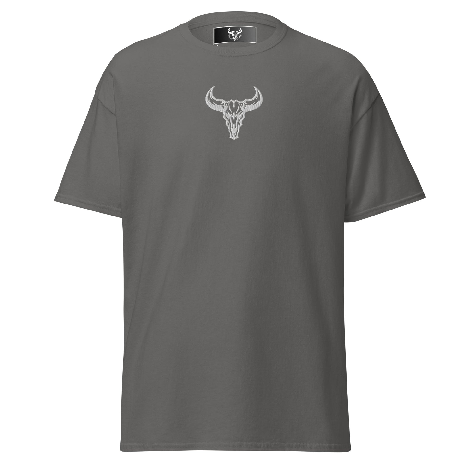 Camiseta de algodón gris charcoal con logo de calavera de toro blanco bordado en el centro del pecho, camiseta unisex de estilo minimalista para hombre y mujer.