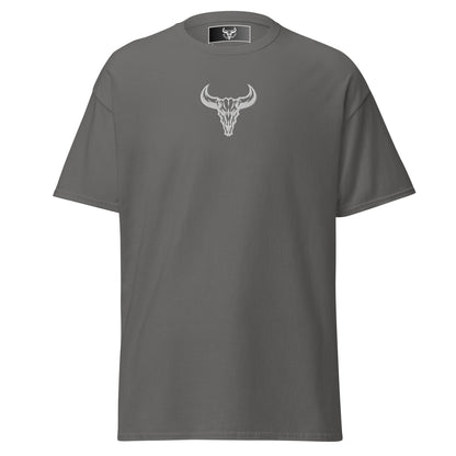 Camiseta de algodón gris charcoal con logo de calavera de toro blanco bordado en el centro del pecho, camiseta unisex de estilo minimalista para hombre y mujer.
