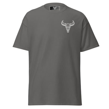 Camiseta de algodón gris charcoal con logo de calavera de toro blanco bordado en el pecho izquierdo, camiseta unisex de estilo minimalista para hombre y mujer.