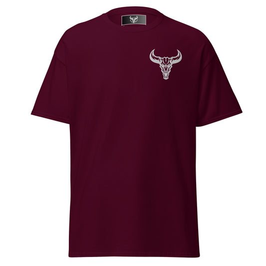 Camiseta de algodón granate maroon con logo de calavera de toro blanco bordado en el pecho izquierdo, camiseta unisex de estilo minimalista para hombre y mujer.