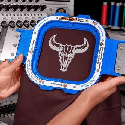 Sudadera "Emblema" con Logo Bordado (Colores Oscuros)