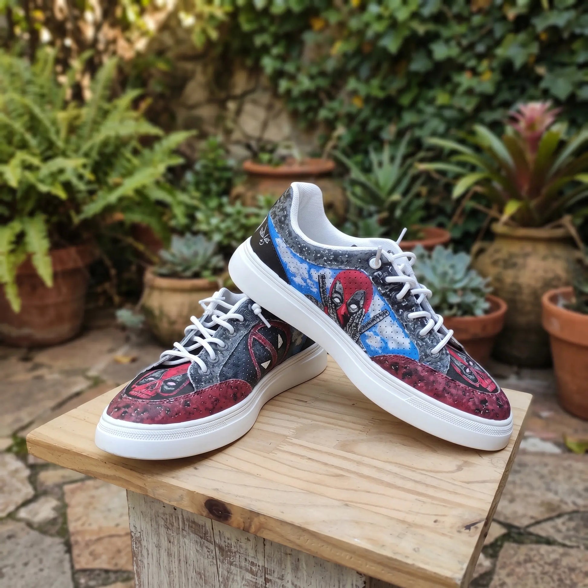 Zapatillas customizadas de Dead pool por David Mateo.