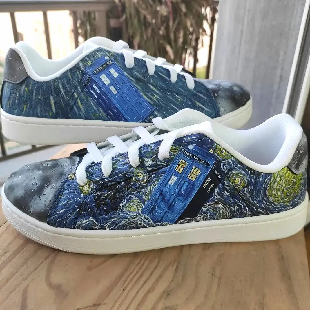 Zapatillas customizadas pintadas a mano por David Mateo de la serie de televisión Americana El Doctor Who.